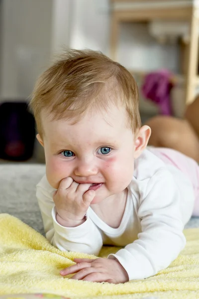 Carino piccolo bambino sdraiato sullo stomaco e guardarsi intorno — Foto Stock