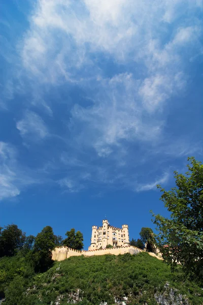 旧天鹅城堡在巴伐利亚和美丽的蓝天 — 图库照片
