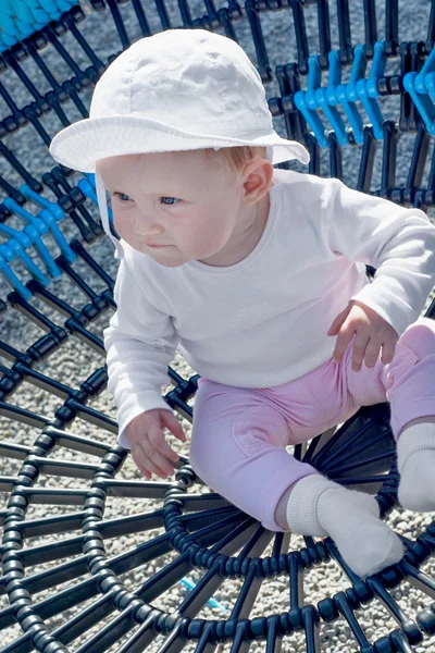 Baby flicka på lekplatsen — Stockfoto