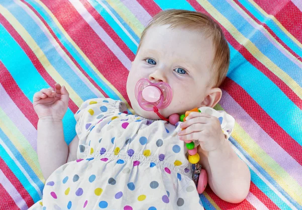 Caucasiano pequena menina com vestido multicolorido — Fotografia de Stock