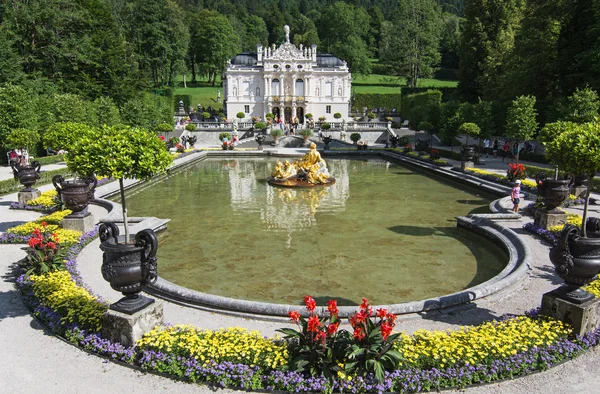 Castelul Linderhof cu lac, Bavaria, Germania — Fotografie, imagine de stoc