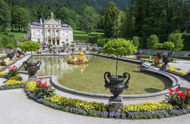 Göl, Bavyera, Almanya ile Linderhof Şatosu. diff gelen turistler