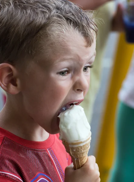 Little boy and big ice cream — Stock Photo, Image