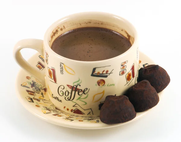 Šálek kávy s čokoládové bonbóny — Stock fotografie