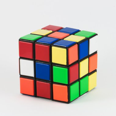 Beyaz bir arka plan üzerinde Rubik küpü