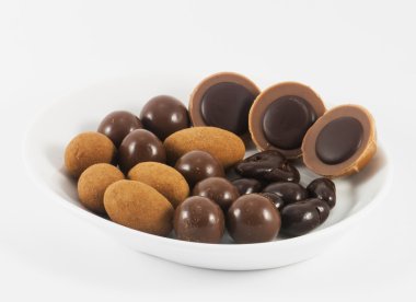 Beyaz tabakta çikolatalı bonbon