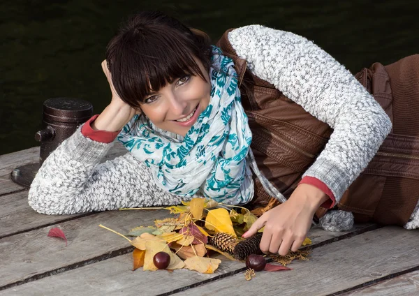 Mladá žena s podzimní dekorace — Stock fotografie