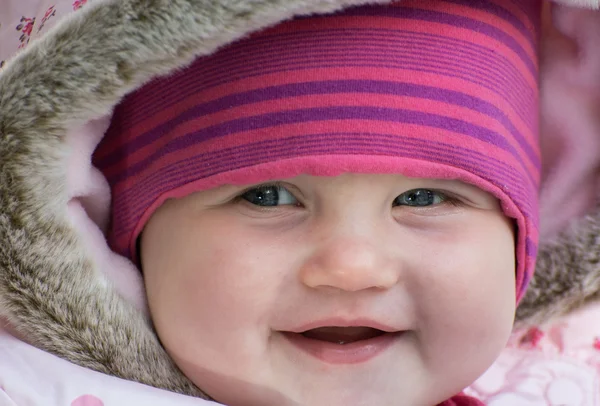 Sorrindo pequena menina — Fotografia de Stock