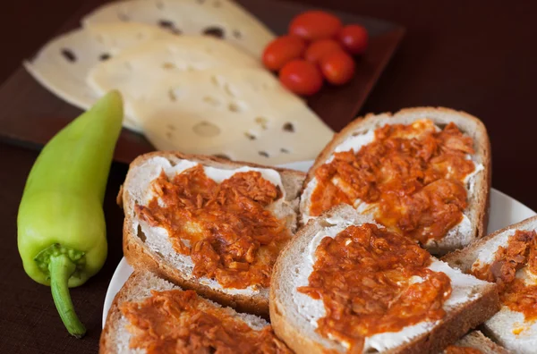 Bread with tuna in tomato sauce — Stock Photo, Image