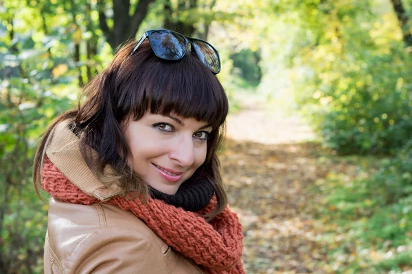 Krásná žena pózující v podzimním parku — Stock fotografie