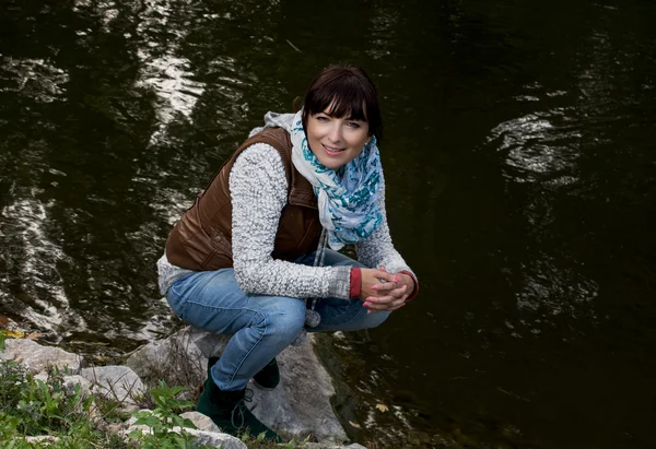 Mladá žena představují večerní jezera — Stock fotografie