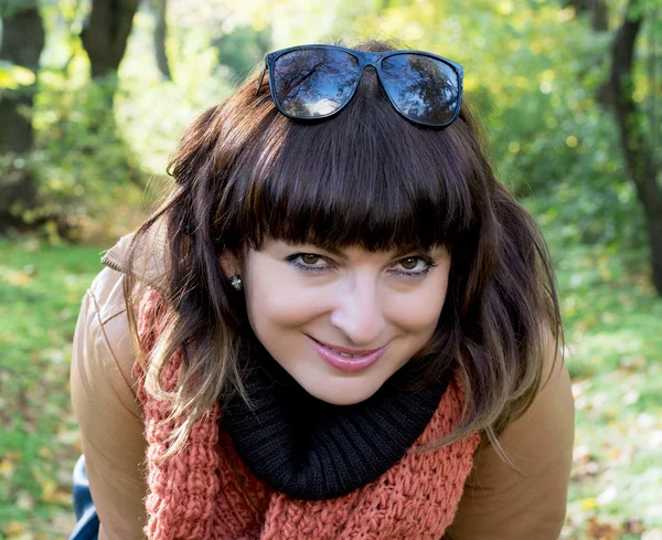 Lächelnde Frau posiert im Herbstpark — Stockfoto