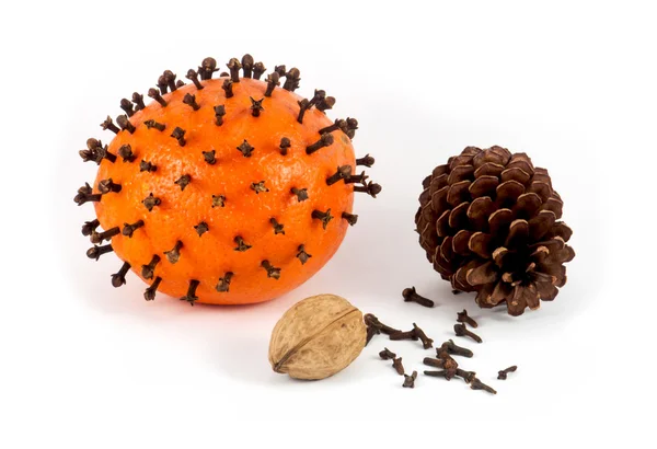 Orange with cloves, walnut and pinecone — Stock Photo, Image