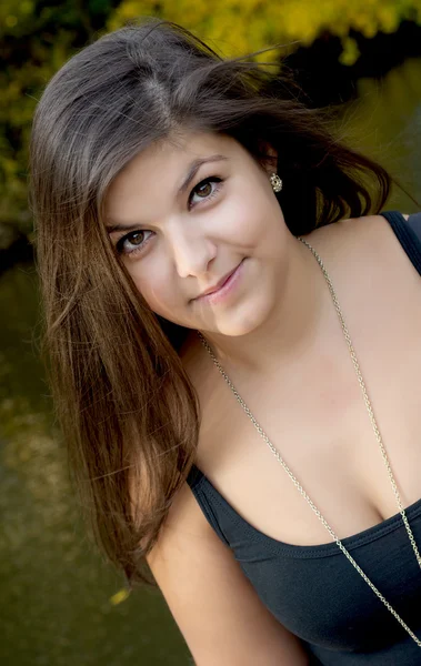 Portrét krásné mladé brunetky — Stock fotografie