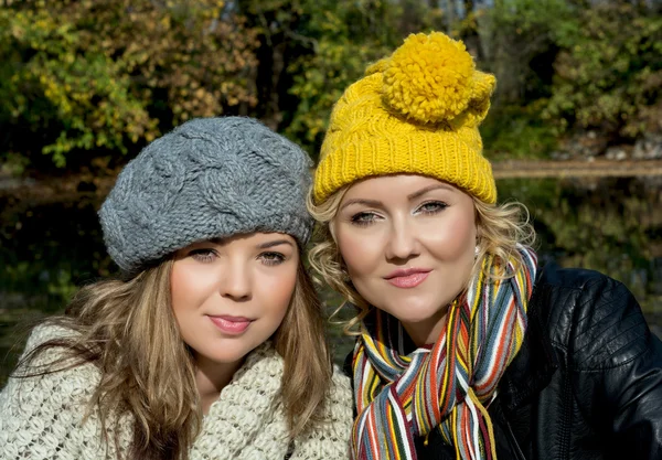 Herbstporträt zweier Frauen mit Wollmütze. — Stockfoto