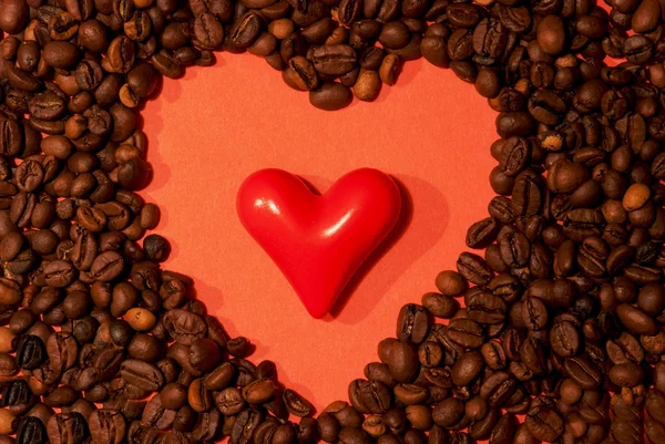 Granos de café y corazón rojo —  Fotos de Stock