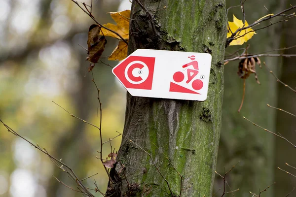 Trail richting wielrenner teken. — Stockfoto