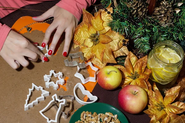 Woman's hands cutting gingerbread christmas cookies — Stock Photo, Image