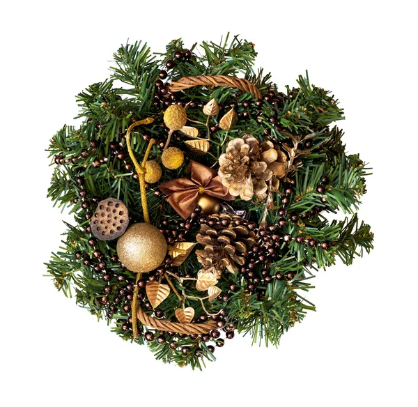 크리스마스 장식과 소나무의 분기 고리 버들 세공 바구니 — 스톡 사진
