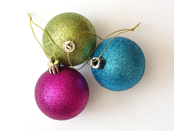 Tři ozdobné barevné vánoční koule — Stock fotografie