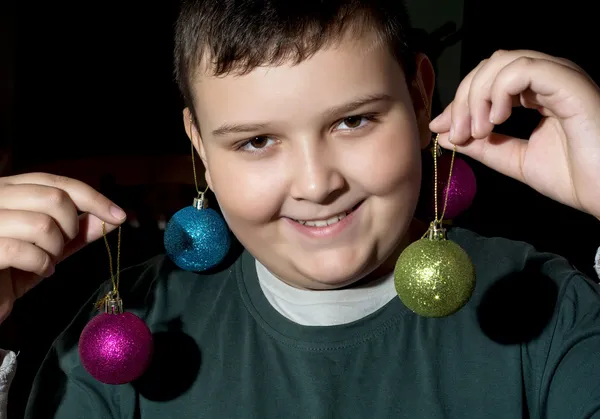 Lustiger Weihnachtsjunge mit dekorativen Kugeln — Stockfoto