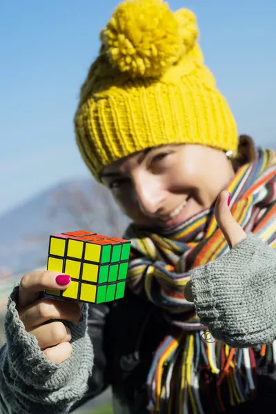 Mulher gosta de resolver do cubo de Rubik — Fotografia de Stock