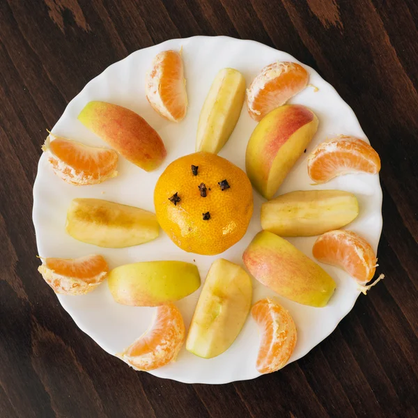 Mandarinen und Äpfel in Scheiben geschnitten — Stockfoto