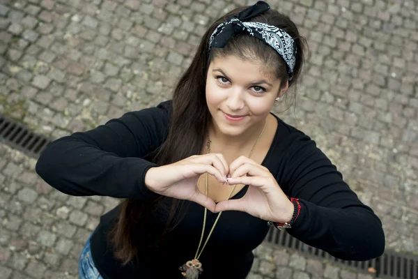 Ung flicka skicka kärlek hjärta — Stockfoto