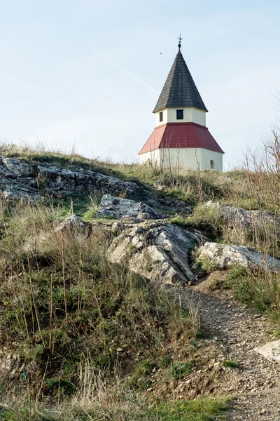 Liten kyrka på kullen — Stockfoto