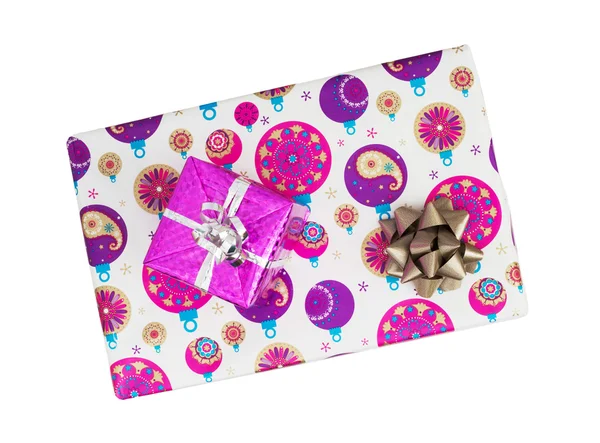 Vánoční dárky s pásky zabalené v barevné papíru — Stock fotografie