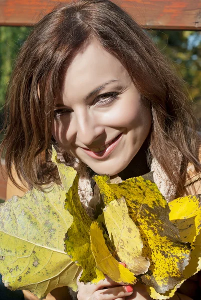 Mujer joven caucásica con hojas amarillas —  Fotos de Stock