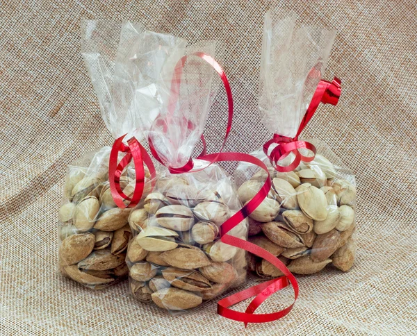 Pistachios packed in mini bags — Stock Photo, Image