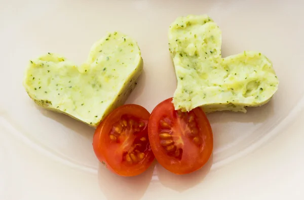 Hearts of mashed potatoes with broccoli and cherry tomatoes — Stock Photo, Image