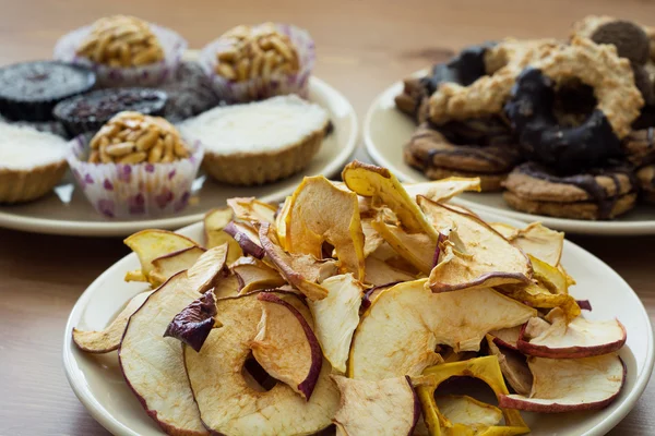 Dried sliced apples and tasty cookies — Stock Photo, Image