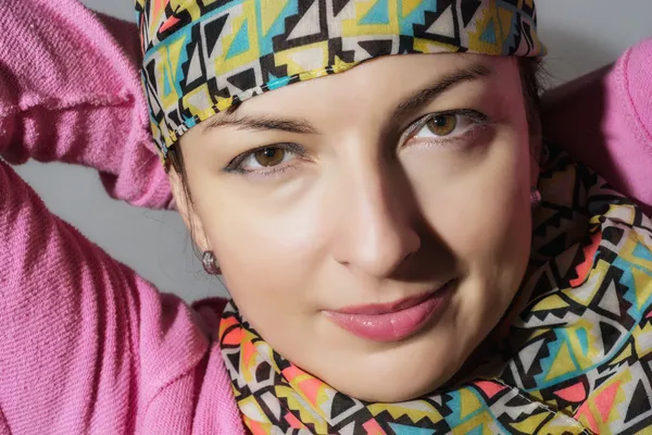 Portret van een jonge Kaukasische positieve vrouw — Stockfoto