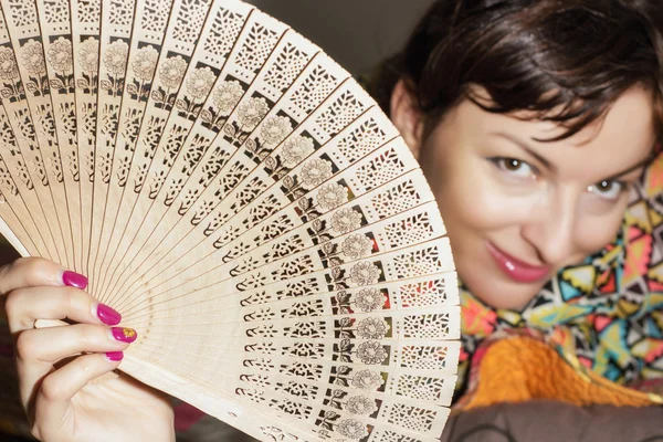 Gioiosa donna caucasica con un ventilatore — Foto Stock