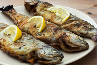 Üç lezzetli Izgara Alabalık