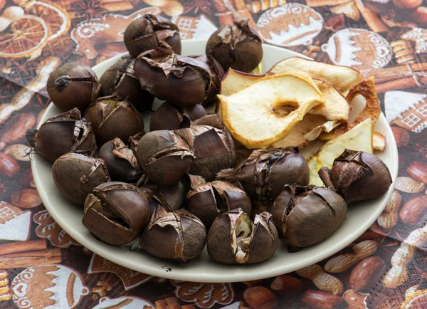 Pile of a delicious roasted chestnuts and dried sliced apples — Stock Photo, Image