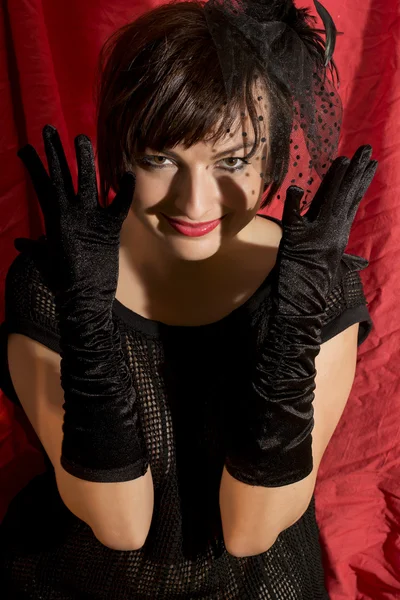 Veselá svůdná žena v černých rukavicích — Stock fotografie