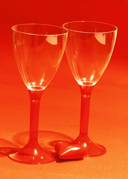 Coração vermelho com dois copos de vinho brilhantes — Fotografia de Stock