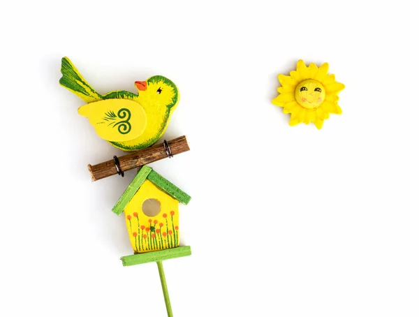 Желтая птица с птичьим домиком и солнцем — стоковое фото