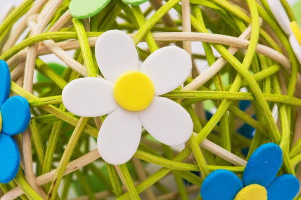 Esfera decorativa feita de vime encadernado com florzinhas — Fotografia de Stock