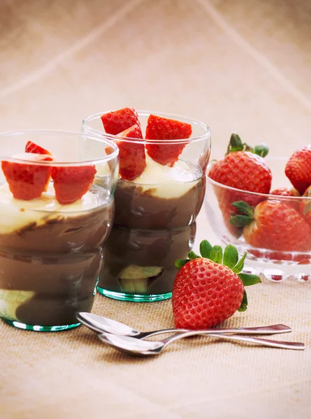 Two glasses with pudding and mini bowl strawberries — Stock Photo, Image