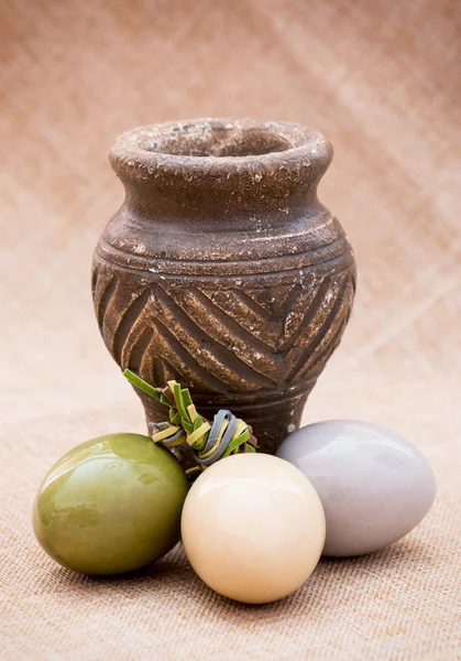 Three shiny easter eggs with ceramic vase — Stock Photo, Image