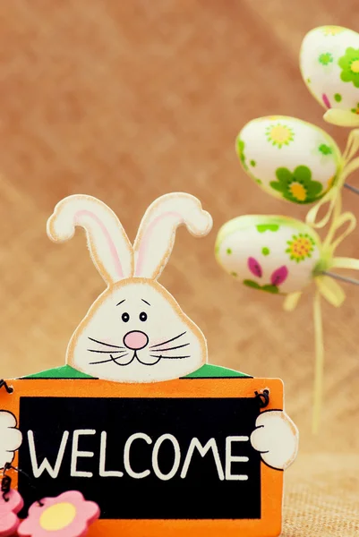 复活节微笑兔子标志表示欢迎 — 图库照片