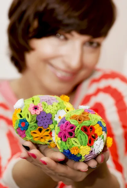 Joven mujer sonriente sosteniendo en las manos dos coloridos huevos de Pascua —  Fotos de Stock