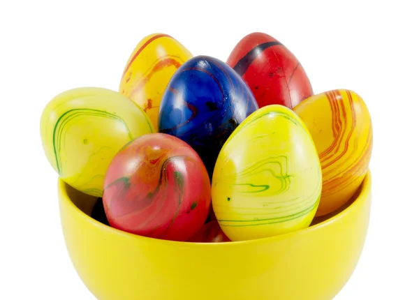 Ovos de Páscoa de cerâmica na tigela amarela — Fotografia de Stock