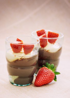 lezzetli puding ve taze çilek