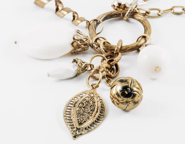Zlatý náhrdelník s kameny — Stock fotografie