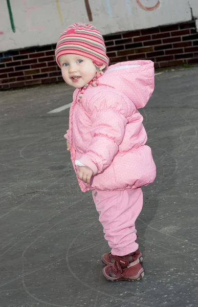 Kleines Mädchen auf einem Spaziergang — Stockfoto